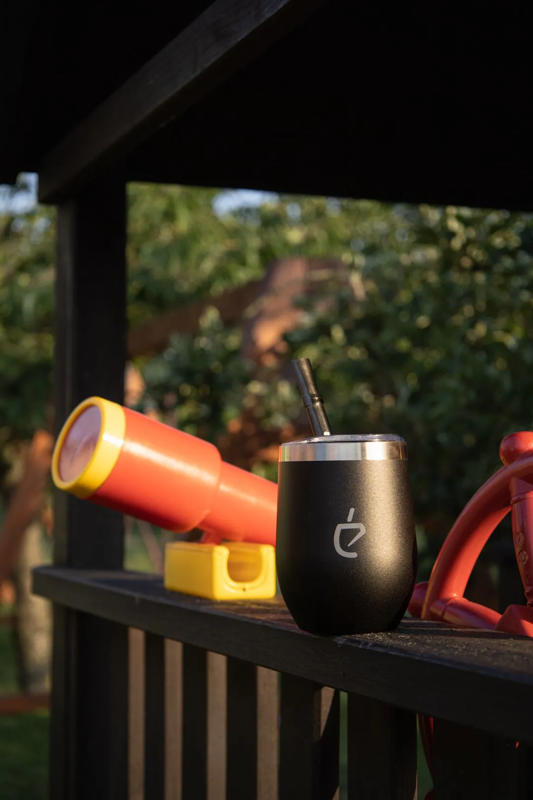 Insulated mate cup with a bombilla