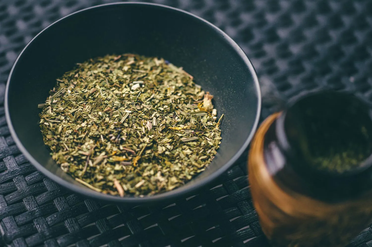 Kumpis su bombilla ir laisva yerba mate ant medinės paviršiaus
