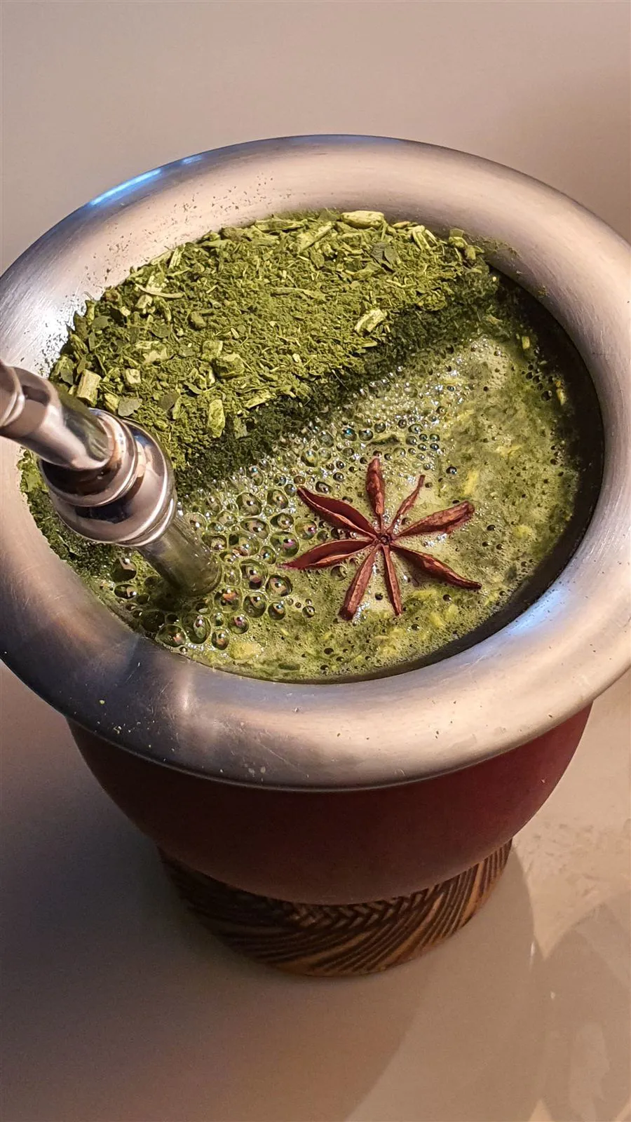 Šviežiai paruošta yerba mate kumpyje